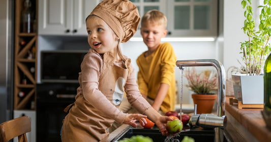 Kinder helfen im Haushalt mit, da sie kochen