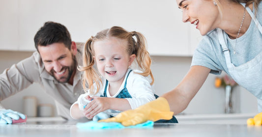 Familie putzt gemeinsam in der Küche. Symbolbild für Haushaltsplan Familie.