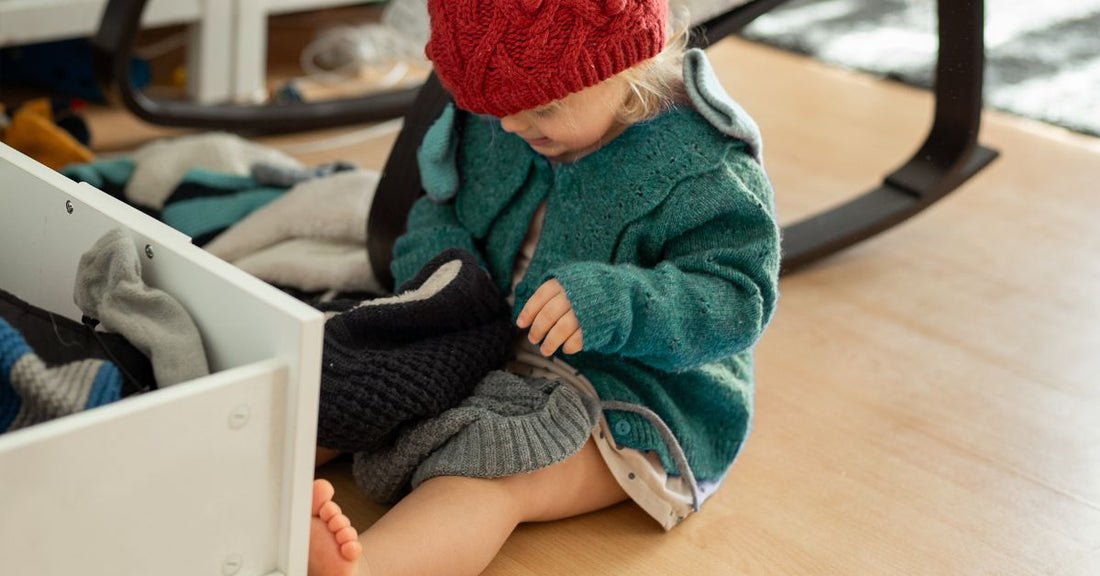 Kindern Ordnung beibringen: Kind räumt auf