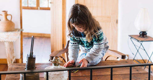 Konzentration bei Kindern fördern. Mädchen putzt den Tisch.