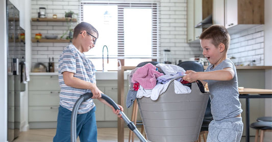 liebevoll Grenzen setzen Kinder helfen im Haushalt