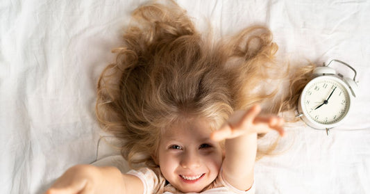 Morgenroutine Kinder zeigt ein Kind beim Aufstehen