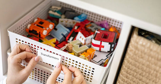 Ordnung lernen: Aufräumboxen werden beklebt