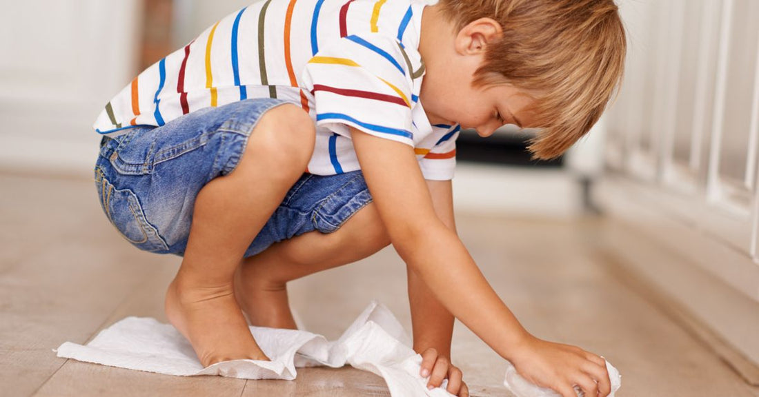 Kind hilft im Haushalt und putzt den Boden