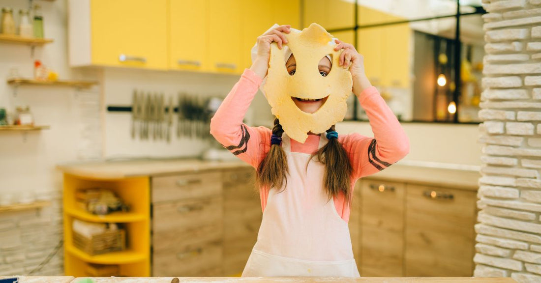 Selbstwert bei Kindern fördern: Kind backt einen Kuchen