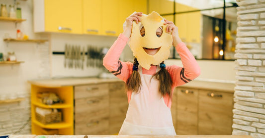 Selbstwert bei Kindern fördern: Kind backt einen Kuchen