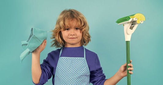 Sollen Kinder im Haushalt helfen? Junge putzt nach Putzplan